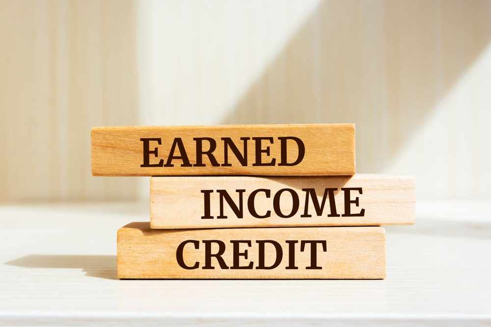How do federal tax credits, like the Earned Income Credit, apply to self-employed individuals?